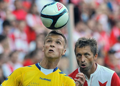 Slavia Praha - Jihlava. Stanislav Tecl z Jihlavy a David Hubáek ze Slavie (vpravo) 
