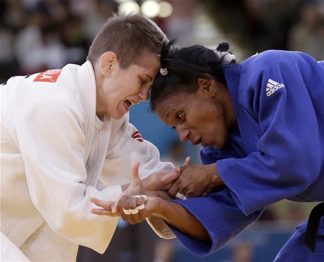 ecká judistka Iulietta Bukuvalaová (vlevo) obvinila svou kubánskou soupeku Yurileidys Lupeteyovou-Cobasovou, e ji bhem dneních boj na olympijských hrách v Londýn kousla