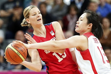 eská basketbalistka Eva Víteková (vlevo) v olympijském zápase proti ín