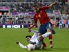 panlský fotbalista Jordi Alba v souboji proti Mario Martinezovi z Hondurasu