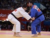 eský judista Jaromír Jeek (v bílém) vstoupil do olympijského turnaje jasnou výhrou nad Aleni Smithem ze Samoy