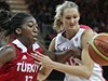 eská basketbalistka Petra Kulichová v souboji s Kuanitrou Holingsvorthovou z Turecka