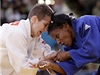 ecká judistka Iulietta Bukuvalaová (vlevo) obvinila svou kubánskou soupeku Yurileidys Lupeteyovou-Cobasovou, e ji bhem dneních boj na olympijských hrách v Londýn kousla