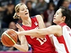 eská basketbalistka Eva Víteková (vlevo) v olympijském zápase proti ín