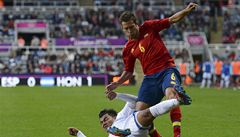 �pan�lský fotbalista Jordi Alba v souboji proti Mario Martinezovi z Hondurasu