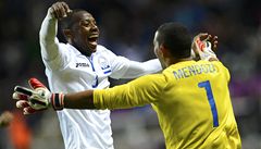 Radost fotbalist� Hondurasu (vpravo branká� Jose Mendoza a vlevo Jose Velasquez) z ne�ekaného olympijského vít�zství nad �pan�lskem