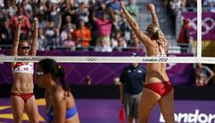 Pláové volejbalistky Lenka Hájeková (vlevo) a Hana Klapalová (vpravo) zvítzily hladce 21:10 a 21:11 nad dvojicí Elodie Li Yuk Loová, Natacha Rigobertová (uprosted) z Mauricia
