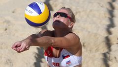 Pláová volejbalistka Lenka Hájeková v zápase proti Elodie Li Yuk Loové a Natache Rigobertové z Mauricia