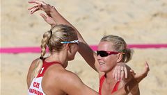 Pláová volejbalistka Lenka Hájeková (vpravo) a Hana klapalová v zápase proti Elodie Li Yuk Loové a Natache Rigobertové z Mauricia