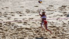 Pláová volejbalistka Lenka Hájeková v zápase proti Elodie Li Yuk Loové a Natache Rigobertové z Mauricia