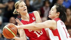 Česká basketbalistka Eva Vítečková (vlevo) v olympijském zápase proti Číně | na serveru Lidovky.cz | aktuální zprávy
