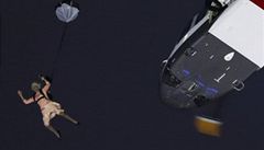 Kaskadér hrající královnu skáe z vrtulníku pi zahajovacím ceremoniálu olympiády.