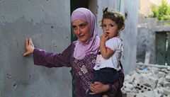Matka s dítětem prochází zničenou čtvrtí v Aleppu | na serveru Lidovky.cz | aktuální zprávy