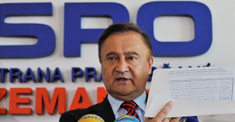 Vladimír Dryml na Zemanov tiskové konferenci ohlásil pestup z SSD k zemanovcm.