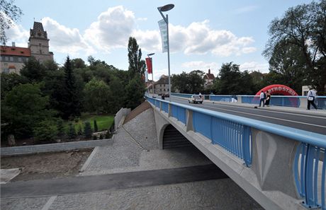 Ve dvojmstí Brandýs nad Labem a Starou Boleslav byl slavnostn oteven poslední a hlavní most pes Labe. 