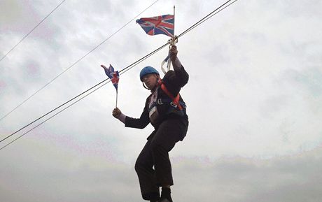 Londýnský starosta Boris Johnson piel fandit sportovcm o Victoria parku, zstal vak viset na tamní atrakci - visutém lan. 