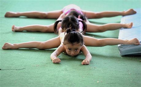 Malé gymnastky se protahují ped hodinou v letní prázdninové kole v Nan-ingu v provincii iang-su na východ íny