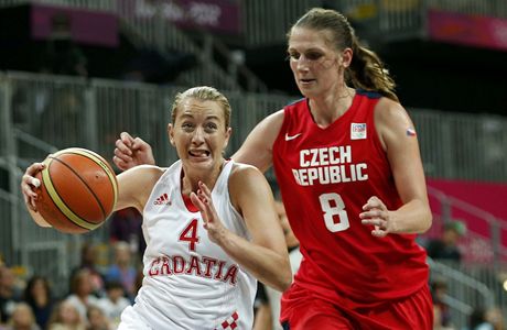 eská basketbalistka Ilona Burgrová a Sandra Mandirová v olympijském zápase 