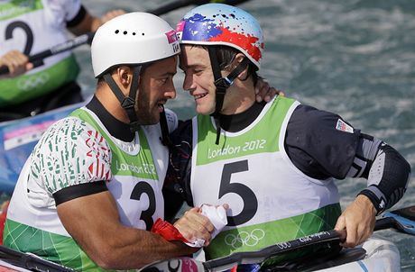 Vodní slalomá Vavinec Hradilek (vpravo) vybojoval stíbrnou medaili, zlato získal Daniele Molmenti z Itálie (vlevo)