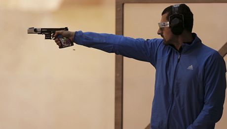 Stelec Martin Podhráský je v polovin kvalifikace olympijské soute v rychlopalné pistoli tvrtý
