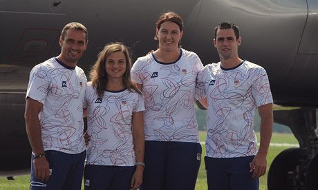 Atleti (zleva) Roman ebrle, Lucie krobkov, Kateina afrnkov a Jan Kudlika odcestovali na olympijsk hry do Londna