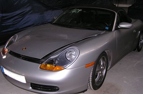 Jeden z voz Porsche, který zabavila policie.