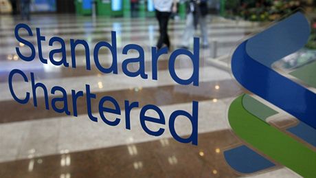 Britská banka Standard Chartered elí obvinní z praní pinavých penz.