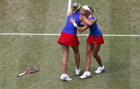 Lucie Hradeck (vlevo) a Andrea Hlavkov oslavuj postup do finle olympidy