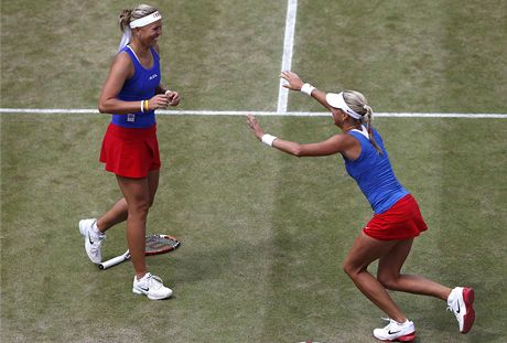 Lucie Hradecká (vlevo) a Andrea Hlaváková si na kurtech Wimbledonu zahrají finále olympiády