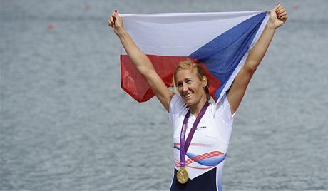 Miroslava Knapková oslavuje první zlatou medaili pro eskou republiku