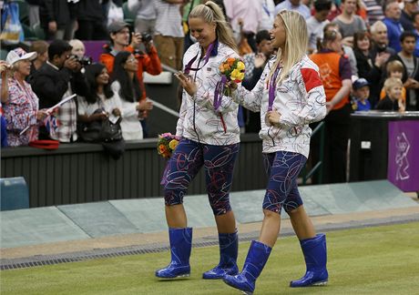 Lucie Hradecká a Andrea Hlaváková dorazily na vyhláení v holínkách