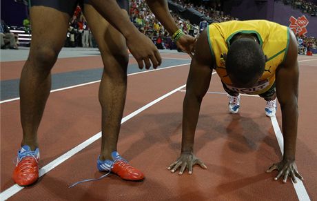 Usain Bolt oslavuje své vítzství cviením klik