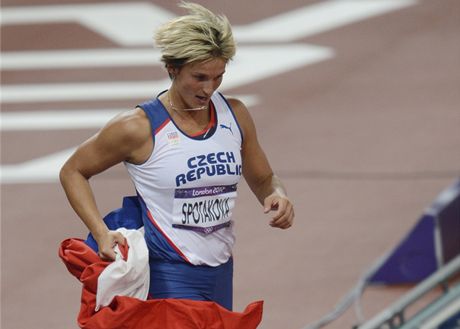 Barbora potáková po posledním hodu utíkala slavit zlatou medaili za svým pítelem