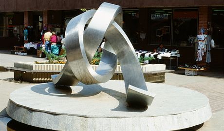 Sochy na dvacet let. Tak mezi lety 1988 a 2010 vypadaly sochy Karla Beváe, Huga Demartiniho a Jiího Nováka