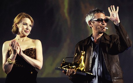 Filmový reisér Léos Corax s estným leopardem, kterého mu pedala zpvaka Kylie Minogue 