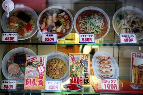 Sádrová jídla ve výlohách japonských restaurací.