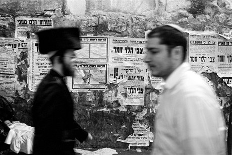 Ultraortodoxní židé ve čtvrti Mea Shearim v Jeruzalémě. 