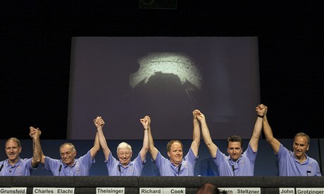 Řídícím střediskem NASA se krátce po půl osmé rozlehl potlesk techniků a výkřiky plné úlevy a štěstí.