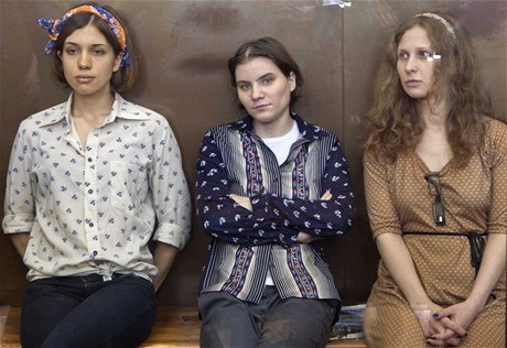  Pod dohledem na lavici obalovaných. Zleva Nadda Tolokonnikovová (22), Jekatrina Samuceviová (29) a Marija Aljochinová (24), lenky skupiny Pussy Riot 
