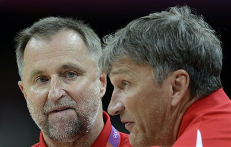 Trenér eských basketbalistek Lubor Blaek (vlevo) a jeho asistent Ivan Bene