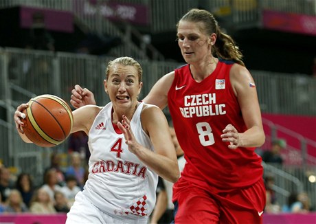 eská basketbalistka Ilona Burgrová a Sandra Mandirová v olympijském zápase 