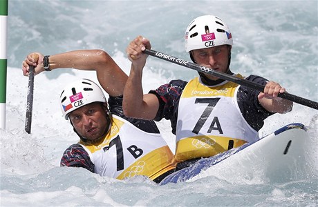 Deblkanoisté Jaroslav Volf a Ondřej Štěpánek nepostoupili do finále olympijského závodu ve vodním slalomu