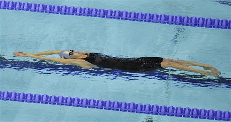 Plavkyn Simona Baumrtová (vpedu) na olympijských hrách v Londýn do finále na 200 metr znak nepostoupila