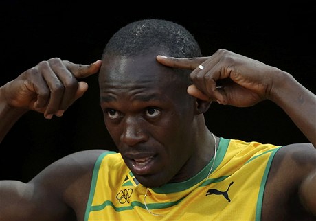 Sprinter Usain Bolt vyhrál finále stovky novým olympijským rekordem. Před závodem napodoboval býka nebo čerta
