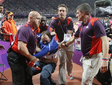 Britská policie zadržela muže, který v neděli těsně před startem finále běhu na 100 metrů hodil za sprintery na dráhu láhev od piva