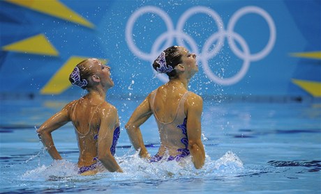 Akvabely Soa Bernardová (vlevo) a Albta Dufková do dvanáctilenného finále olympijské soute dvojic nepostoupily