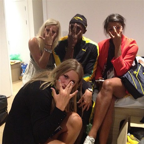 Usain Bolt a védské házenkáky Jamina Robertsová, Ulrika Aagrenová, Isabelle Gulldénová.