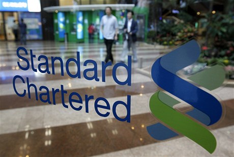 Britská banka Standard Chartered elí obvinní z praní pinavých penz.