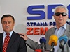 Milo Zeman se senátorem Vladimírem Drymlem na tiskové konferenci, kde pevzal sloku sloku s podpisy senátor, kteí podpoili Zemanovu prezidentskou kandidaturu. erné brýle má kvli nedávné operaci edého zákalu.