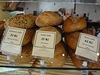 Neitelný nápis ve francouzském pekaství Paul.